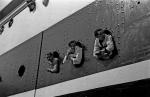 Niezależnie od sytuacji międzynarodowej polskie statki pływały na Zachód, a zachodnie wpływały do polskich portów. Na zdjęciu: Maj 1946. M/s „Batory” w porcie gdyńskim. Marynarze pozdrawiają witające ich rodziny.