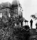 Psychologiczny profil mordercy, młodego mężczyzny zdominowanego przez matkę, doskonale pokazał Alfred Hitchcock w „Psychozie” (1960 r.) 