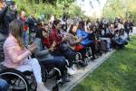 Najpiękniejsze niepełnosprawne. W Warszawie rozpoczęły się pierwsze w historii wybory Miss Wheelchair World, w których rywalizują kobiety poruszające się na wózkach inwalidzkich. Na zdjęciu uczestniczki konkursu wspólnie sadzą drzewa na warszawskim osiedlu Jazdów 