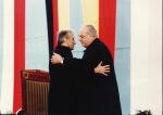 Minęło prawie 30 lat od znaku pokoju, jaki przekazali sobie w Krzyżowej Tadeusz Mazowiecki i Helmut Kohl, a historia wciąż rzuca cień na polsko-niemieckie stosunki.