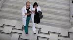 Jeden z lekarzy rezydentów wyprowadza z Sejmu głodującą koleżankę, która zasłabła podczas przemówienia ministra zdrowia    