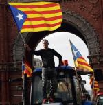 Zwolennik katalońskiej niepodległości zmierza pod parlament w Barcelonie