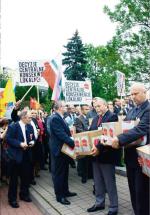 Kampania „Stawka większa niz 8 mld.” Samorządąwcy przynoszą do Sejmu podpisy pod obywatelskim projektem zmiany ustawy o dochodach jednostek samorządów.