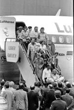 Ocaleni pasażerowie uprowadzonego samolotu Lufthansy schodzą na płytę lotniska we Frankfurcie. Jest 18 października 1977 r. Poprzedniej nocy terroryści z RAF, których uwolnienia domagali się palestyńscy porywacze boeinga, na wieść o fiasku akcji popełnili  w więzieniu samobójstwo