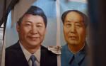 Xi Jinping i Mao Tse-tung, najważniejsi przywódcy komunistycznych Chin, razem na portretach na targu w Pekinie.