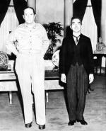 Gen. Douglas MacArthur i cesarz Hirohito podczas historycznego spotkania 27 września 1945 r.