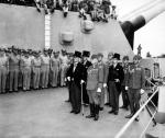 Delegacja Japonii przybywa na pokład pancernika USS „Missouri”, by podpisać akt kapitulacji (2 września 1945 r.).