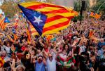 W piątek tylko 17 tys. osób przyszło świętować niepodległość. Flaga Hiszpanii na budynku Generalitat pozostała.  
