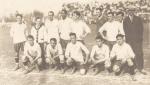 Reprezentacja Urugwaju z roku 1926. Jose Leandro Andrade stoi czwarty od lewej.