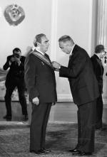 W latach 70. orderem Virtuti Militari odznaczono m.in. przywódcę ZSRR Leonida Breżniewa (z lewej). W 1990 r. zdecydowano o odebraniu mu tego odznaczenia.