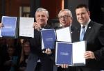Antonio Tajani, przewodniczący europarlamentu, Jean-Claud Junker, przewodniczący Komisji Europejskiej oraz Juri Ratas, premier Estonii (kraj ten sprawuje prezydencję w UE) dumnie prezentują dokumenty filaru praw socjalnych.