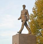 Czy Andrzej Duda zdoła wprowadzić niektóre pomysły Charles’a de Gaulle’a? (na zdjęciu pomnik generała w Warszawie przy rondzie jego imienia)  