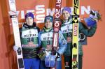 Słoweniec Jernej Damjan (w środku) pierwszy w Ruce. Z lewej Norweg Andre Forfang, z prawej Niemiec Andreas Wellinger.