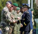 Dowódca NATO gen. Curtis Scaparrotti (z prawej) z oficerami wojsk desantowych Sojuszu.