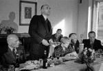 Lipiec 1947 r. Jarosław Iwaszkiewicz przemawia podczas wręczenia nagrody pisma „Odrodzenie”.  Przy stole siedzą: Stanisław Pigoń, Maria Dąbrowska,  Jan Parandowski, Leon Kruczkowski