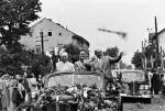 Objazd Nikity Chruszczowa (z lewej) i Władysława Gomułki (z prawej) w 1959 r. miał być triumfalny.  Tym bardziej bolesny dla władz okazał się zamach dokonany przez Stanisława Jarosa
