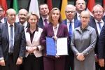 Federica Mogherini w otoczeniu ministrów państw UE prezentuje unijną umowę o współpracy wojskowej.