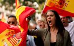 Zwolennicy pozostania w Hiszpanii ożywili się wskutek działań secesjonistów. Kiedyś nie demonstrowali, a od paru miesięcy wychodzą na ulice Barcelony z hiszpańskimi flagami  