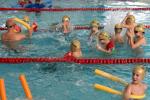 Dla wielu uczniów zajęcia z nauki pływania finansowane przez KGHM często stanowią pierwszy kontakt z tym sportem