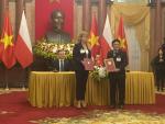 Podpisanie umowy odbyło się podczas oficjalnej wizyty prezydenta RP w Wietnamie. Na zdjęciu (od lewej): Andrzej Duda, Małgorzata Adamkiewicz i Pham Tąi Truong 