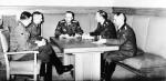 Heinrich Müller (pierwszy z prawej) podczas narady kierownictwa niemieckiej policji. Obok niego siedzi szef RSHA Reinhard Heydrich, w środku szef SS Heinrich Himmler.