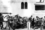 Francuscy żołnierze rozpędzają demonstrację muzułmanów w Algierze (1960 r.).