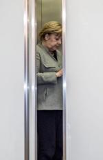 Angela Merkel, kanclerz rządu przejściowego, szuka wyjścia z politycznego pata.