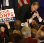 Demokrata Doug Jones niespodziewanie wygrał wybory uzupełniające do Senatu w Alabamie.