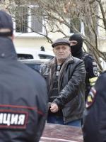Krym, koniec listopada. Rosyjscy policjanci prowadzą aresztowanego aktywistę tatarskiego 