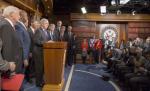 Republikańscy senatorzy,  w tym ich lider Mitch McConnel,  po wtorkowym głosowaniu nad ustawą podatkową 