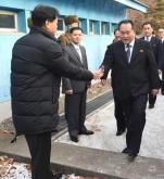 Szef komunistycznych negocjatorów Ri Son-Gwon przekracza linię demarkacyjną  