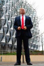 Woskowa figura Donalda Trumpa przed nową ambasadą USA w Londynie, na której otwarcie nie przyjedzie prawdziwy amerykański prezydent.