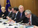 Michel Barnier, główny negocjator ds. brexitu, już prowadzi walkę o stanowisko szefa Komisji Europejskiej. Na zdjęciu z grudniowego szczytu UE – drugi z prawej, obok obecnego (zaczytanego) przewodniczącego KE Jeana-Claude’a Junckera.