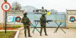 Rosyjskie zielone ludziki blokują ukraińską bazę wojskową  na Krymie  w marcu  2014 roku 