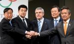 Szef MKOl Thomas Bach i przedstawiciele obu Korei po podpisaniu olimpijskiego porozumienia  