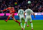 Robert Lewandowski zdobywa bramkę na 3:2 dla Bayernu w meczu z Werderem Brema 