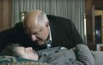 Nikita Chruszczow (Steve Buscemi) pochyla się nad martwym wodzem (Gary Oldman) – scena z filmu.