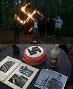 W maju 2017 r. organizacja DiN urządziła w lesie na Śląsku imprezę z okazji rocznicy urodzin Hitlera.