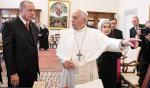 Papież chce zapobiec eskalacji konfliktu  na Bliskim Wschodzie. Próbował  do tego przekonać Erdogana, wręczając  mu medalion  z aniołem pokoju  