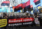 Poniedziałkowy protest pod polską ambasadą w Kijowie przebiegał pod hasłem „Bandera przyjdzie, porządek zrobi”.  