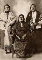 Rodzina Indian z plemienia Osagów. Od lewej Anna, która została zamordowana  w tajemniczych okolicznościach, jej matka Lizzie i siostra Mollie 