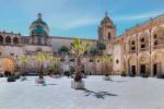 Centrum eksploduje palmami, katedra i pałace przypominają Sewillę.  To ta piękniejsza twarz Mazary del Vallo (na zdjęciu plac Republiki)