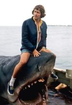 Steven Spielberg i bohater jego filmu „Szczęki”, mechaniczny rekin Bruce , 1975