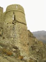 Bastion zrujnowanego nizaryckiego zamku Saru w północnym Iranie 