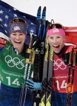 Jessica Diggins (z lewej) i Kikkan Randall zdobyły złoto dla USA 