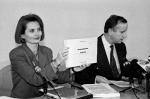 Lech Wałęsa realizował swój cel polityczny, szkodząc państwu i gospodarce – ocenia po latach Elżbieta Chojna-Duch blokowanie przez ówczesnego prezydenta możliwości uchwalenia budżetu na 1995 rok. Na zdjęciu prezentacja ustawy budżetowej, listopad 1994.  O swoim przełożonym w rządzie, Grzegorzu Kołodce, Chojna-Duch mówi: – Był bardzo dobrym i skutecznym ministrem finansów 