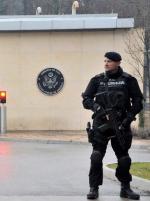 Dzień po zamachu: czarnogórski policjant przed amerykańską ambasadą w stolicy kraju Podgoricy.