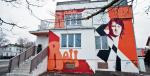 Chociaż Non Stopu od lat już nie ma, na fasadzie budynku przy ul. Drzymały w Sopocie można dziś podziwiać mural z wizerunkiem Krzysztofa Klenczona.