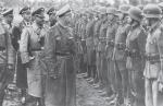 Reichsführer Heinrich Himmler dokonuje inspekcji oddziału 14. Dywizji Grenadierów SS-Galizien 