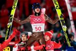 Kamil Stoch - złoty medalista olimpijski na ramionach Macieja Kota i Dawida Kubackiego  